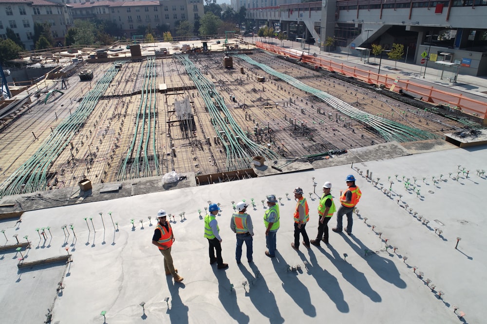 Echipă proprie de constructori la lucru pe un șantier în Iași